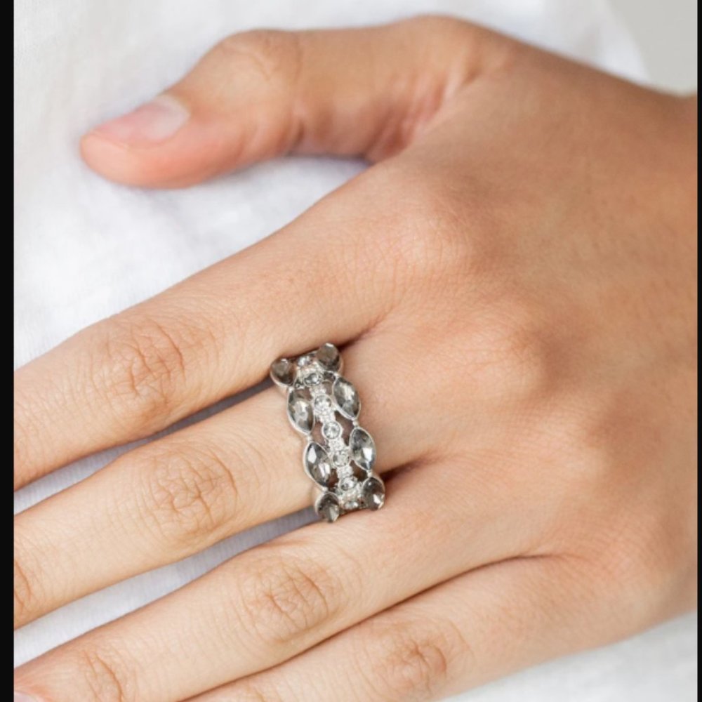 Distractingly Demure Ring - Picture 2 of 2